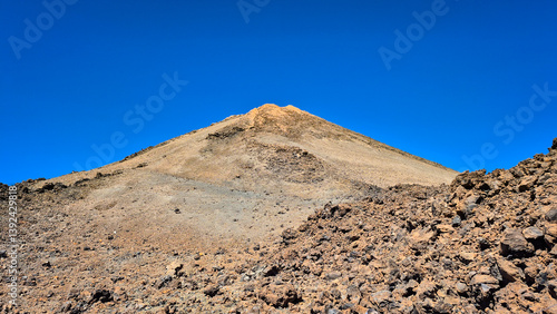 Foto Volcanic cone rising from a barren landscape in tenerife, canary islands, spain,