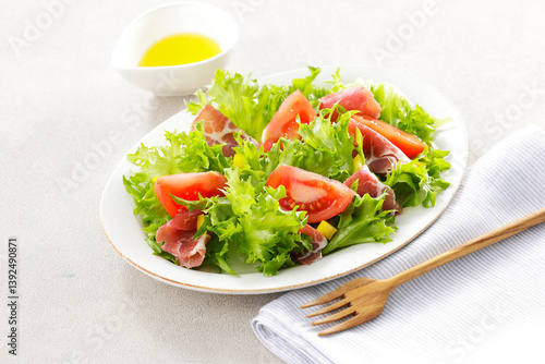 トマトと生ハムのグリーンサラダ