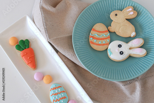 Cuadro en lienzo Colorful easter cookies. Easter concept. Heppy ester.