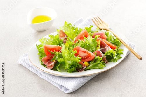 トマトと生ハムのグリーンサラダ