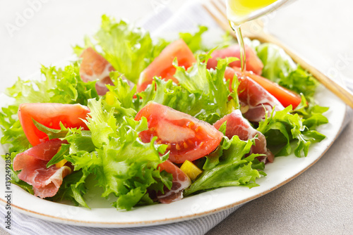 トマトと生ハムのグリーンサラダ
