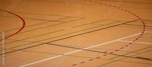 Hallenboden in einer Sporthalle mit diversen Spielfeld Linien