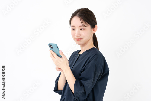 スマホ・悩む女性