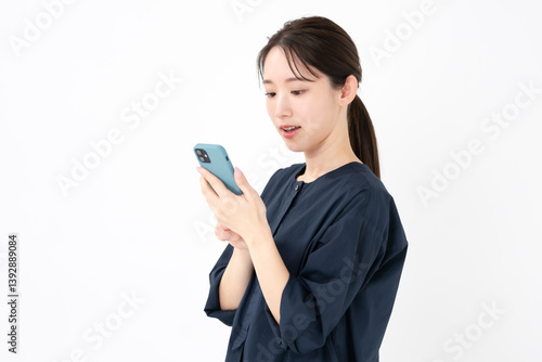 スマホを使う女性