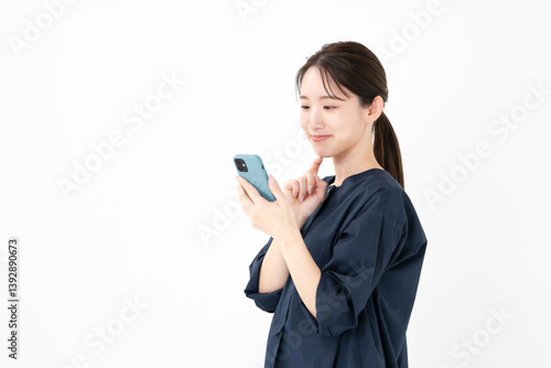 スマホ・悩む女性