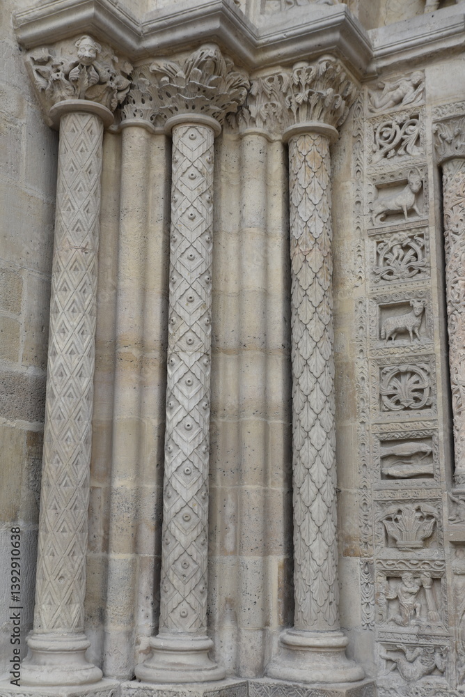 Obraz premium Colonnes de la façade de la basilique Saint-Denis. France