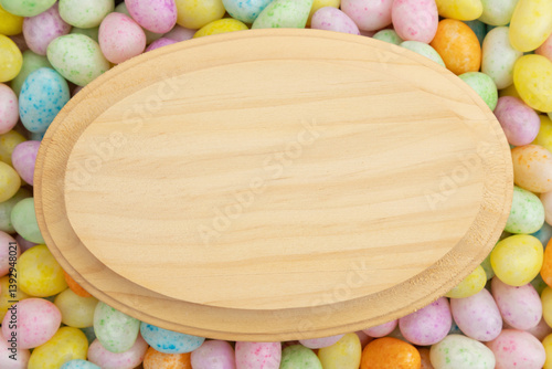 Obraz na płótnie Blank wood sign with colorful Easter eggs w salonie