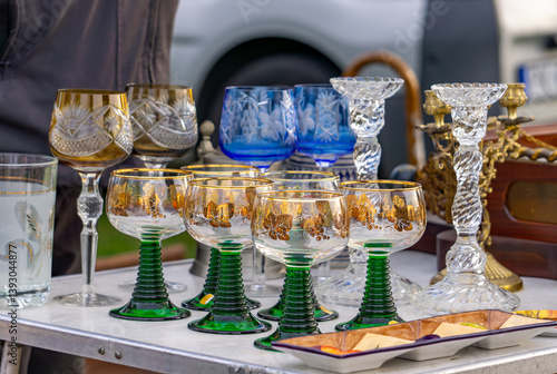Fotografia Antique glass and antiques at the flea market