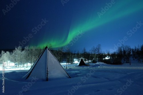 Polarlicht in schwedisch Lappland über einem Tipi