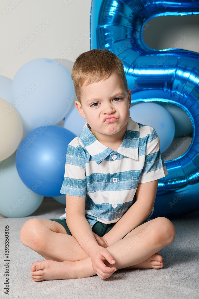 Obraz premium Happy Five Year Old Boy with Number Five Balloon