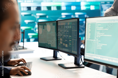Foto Governmental hacker investigating cyber incidents and monitoring security threats on a big screen
