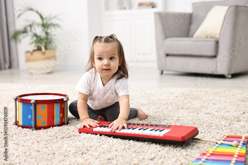 Obraz na płótnie Cute little girl playing with toy piano at home w salonie