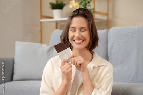 Happy young woman with clos...