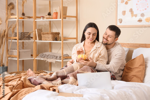 Happy young couple with pum...