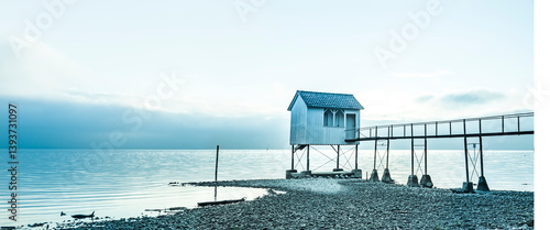 Badehaus mit Steg am bodenseeufer