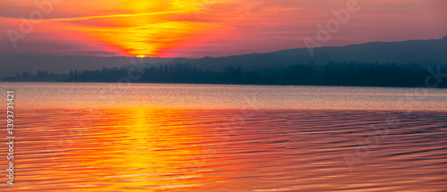 Sonnenuntergang im Abendrot auf der Insel Reichenau im Bodensee