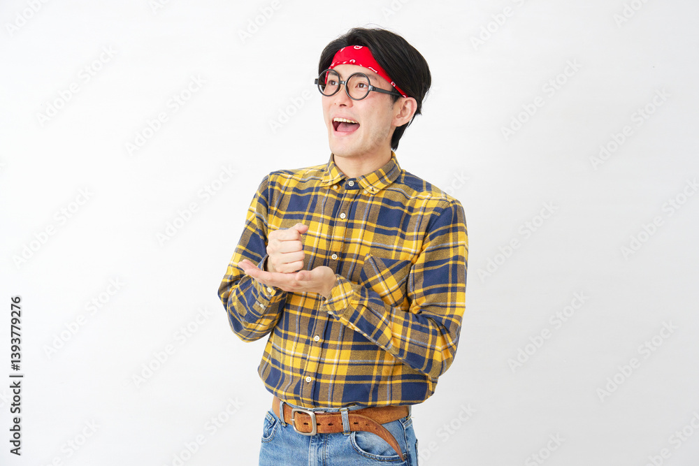 Fototapeta premium アキバ系の男性 ひらめく 白背景