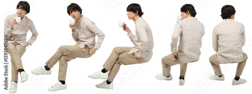 座る男性