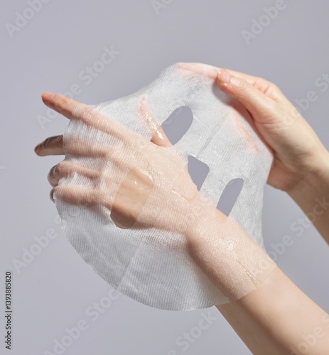 Φωτογραφία A woman's hand with a moist mask
