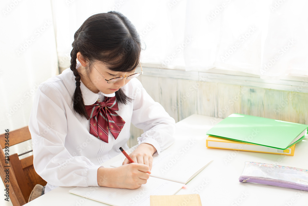 教室で勉強している学生 教室で勉強している学生