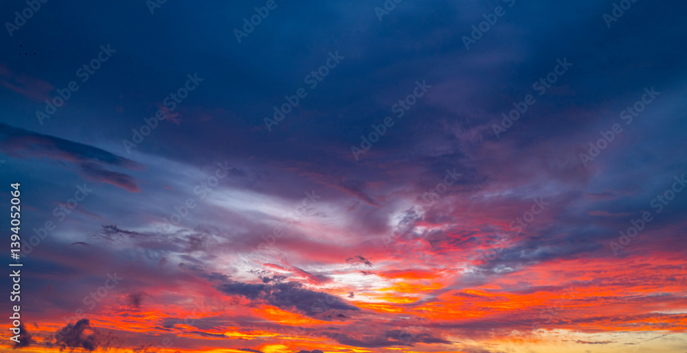 Fototapeta premium Sky on sunrise. Beauty sunrise with sunlight background. Twilight, dramatic sunrise dawn, dusk, sunshine. Cloudy sunset. Sunrise wallpaper. Sky sunset overlay. Peaceful horizon. Panorama of glow sky.