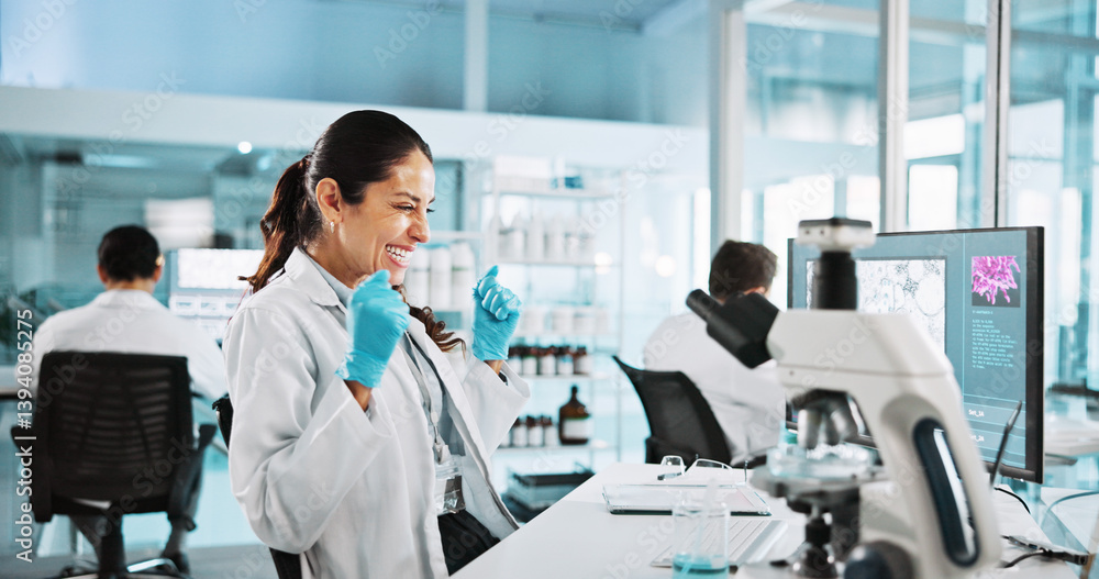 Obraz premium Scientist, woman and microscope with celebration for experiment, breakthrough or medical research study. Biotech, laboratory and excited with DNA on computer screen for pharmaceutical RNA or biology