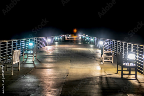 Obraz na płótnie Night time on an empty pier w salonie