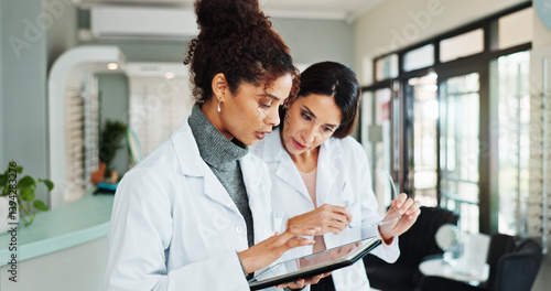 Фотография Tablet, women and optician in store for vision discussion, planning treatment or eyesight test results