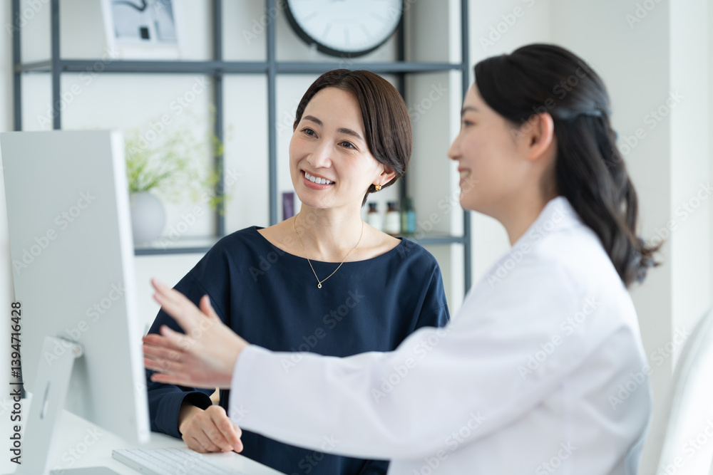 Fototapeta premium 美容外科で診察を受けるミドルの女性