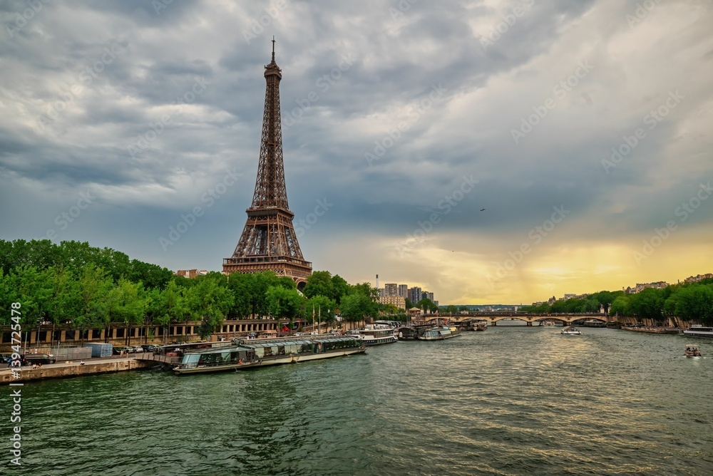 Fototapeta premium Eiffel Tower and Seine River at Sunset