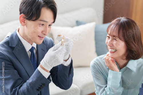 Tableau sur toile 女性客と査定する中古出張買取業者