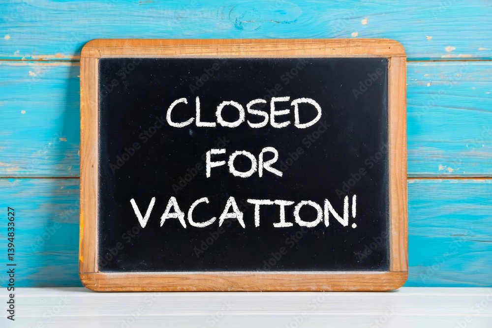 Text closed for vacation in a chalkboard.