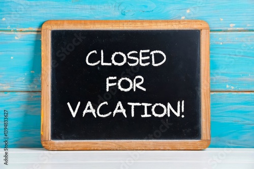 Obraz na płótnie Text closed for vacation in a chalkboard. w salonie
