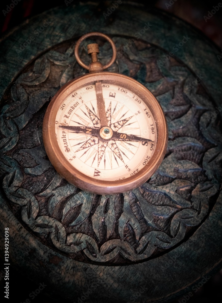 Obraz premium Vintage compass on carved wood.