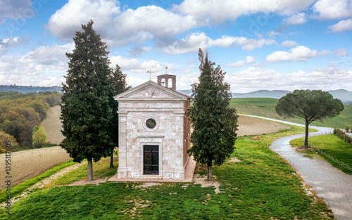 Obraz na płótnie Cappella della Madonna di Vitaleta Chapel in Orcia valley, Tuscany, Italy w salonie