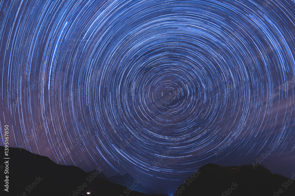 startrail panoramico del cielo notturno, che enfatizza la rotazione terrestre, tra le montagne di Piancavallo, nel Friuli Venezia Giulia nord-occidentale, in Italia, in estate