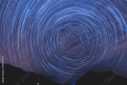Obraz na płótnie startrail panoramico del cielo notturno, che enfatizza la rotazione terrestre, tra le montagne di Piancavallo, nel Friuli Venezia Giulia nord-occidentale, in Italia, in estate w salonie