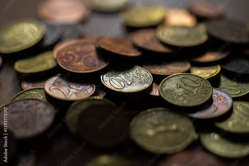 vista macro di un mucchio di monete color bronzo e oro, messe in modo casuale