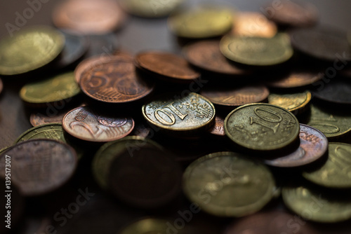 Obraz na płótnie vista macro di un mucchio di monete color bronzo e oro, messe in modo casuale w salonie
