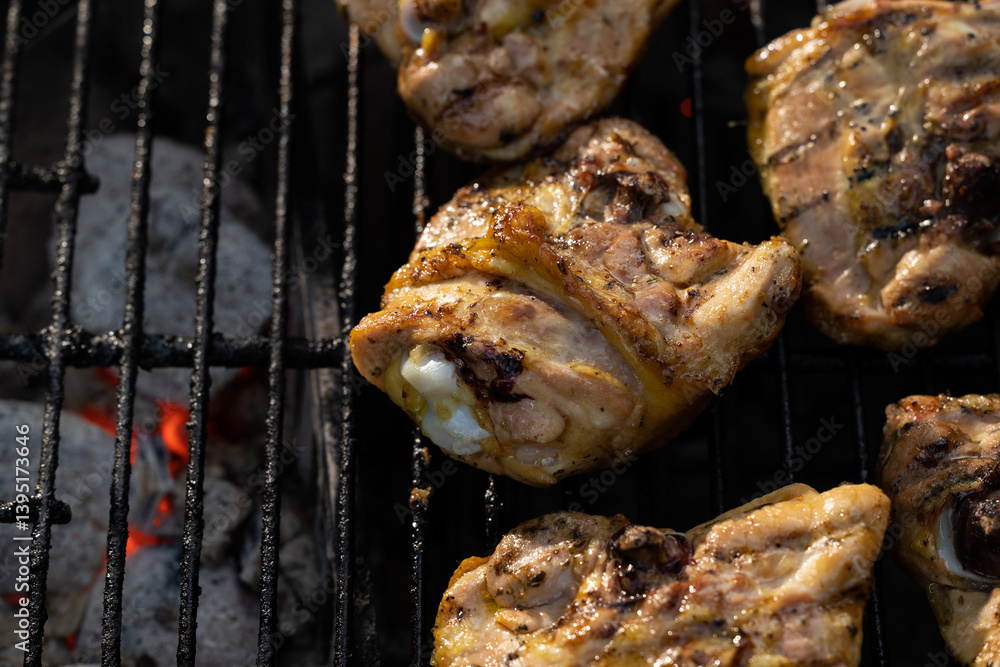 vista dettagliata di vari pezzi di carne di pollo che vengono cucinati su una griglia