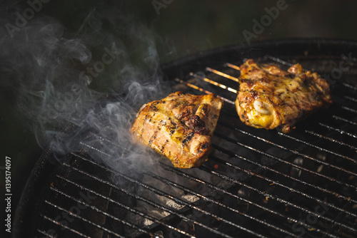 Obraz na płótnie carne di pollo mentre viene cucinata sulla griglia w salonie