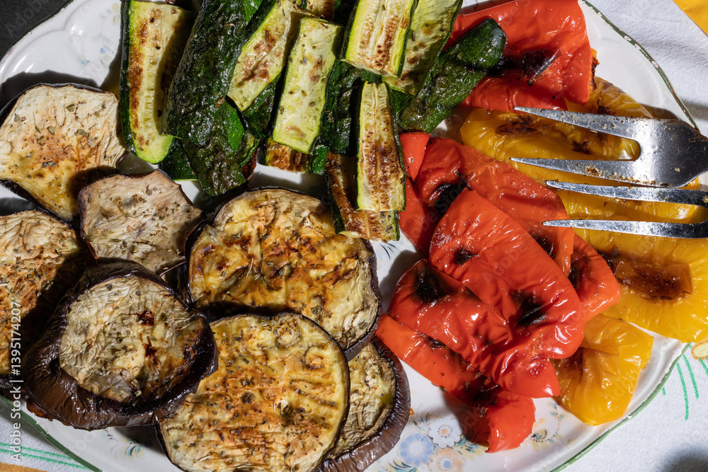 dettaglio su di un piatto con verdure miste cucinate sulla griglia