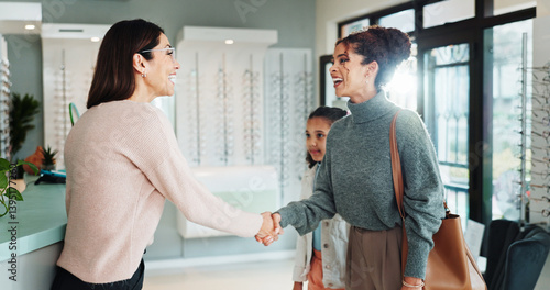 Canvas Print Woman, handshake or greeting with optometrist for eyecare, sight or vision at optometry store