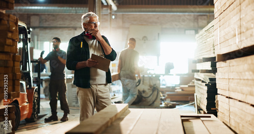 Foto Carpenter, notes and thinking of wood in workshop for timber inspection, quality control and stock checklist