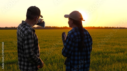 Foto Two farmers meet in field and shake hands, demonstrating cooperation