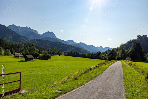 ampia vista panoramica su di un bellissimo ambiente naturale di montagna, tra le Alpi dell'Italia nord-orientale, con colori brillanti, di giorno, in estate, da fondovalle, da una pista ciclabile
