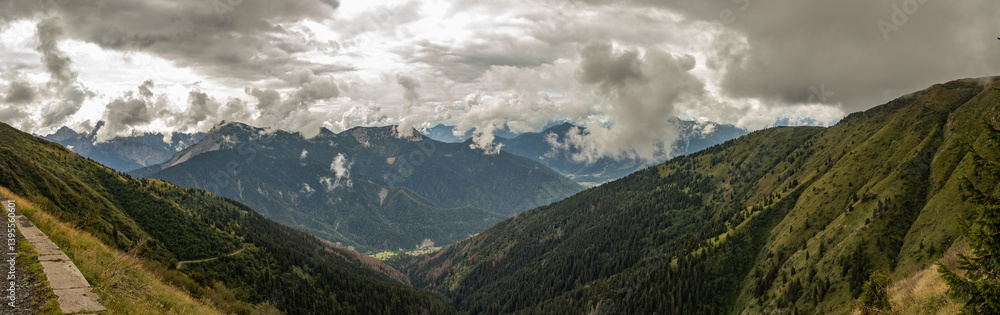 vista panoramica ultra ampia su un ambiente naturale di montagna tra le Alpi nel nord Italia, nella regione Friuli Venezia Giulia, di giorno, in estate, con cielo nuvoloso