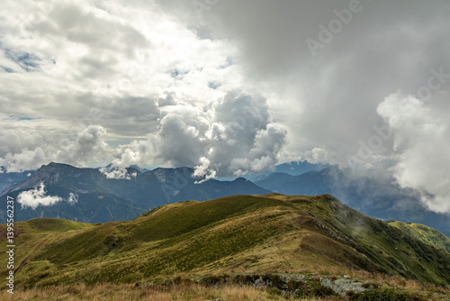 Obraz na płótnie vista panoramica su un ambiente naturale di montagna tra le Alpi nel nord Italia, nella regione Friuli Venezia Giulia, di giorno, in estate, con cielo nuvoloso w salonie