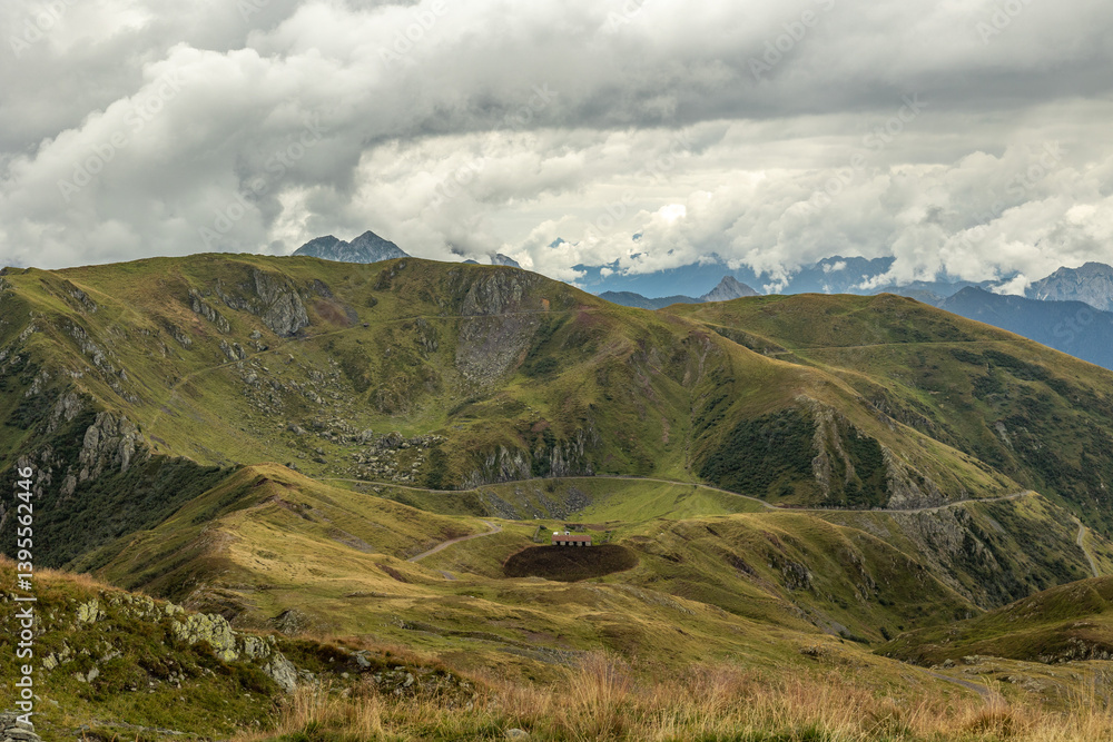 vista panoramica su un ambiente naturale di montagna tra le Alpi nel nord Italia, nella regione Friuli Venezia Giulia, di giorno, in estate, con cielo nuvoloso
