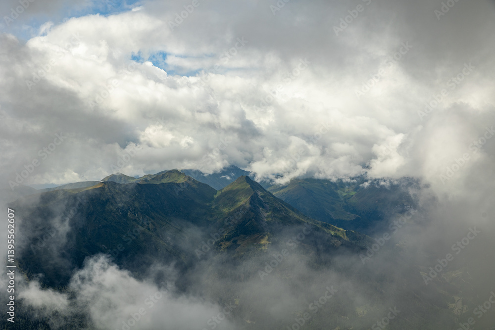 vista panoramica su un ambiente naturale di montagna tra le Alpi nel nord Italia, nella regione Friuli Venezia Giulia, di giorno, in estate, con cielo nuvoloso